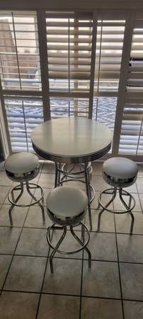 Retro Bar Table with 4 Swivel Stools