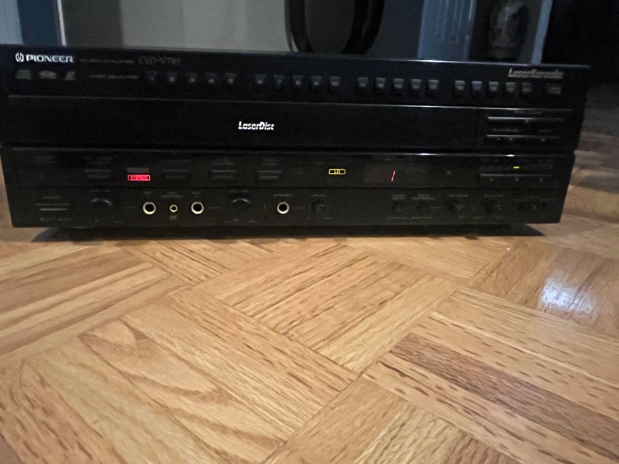 Pioneer CLD-V710 Laser Karaoke CD/CDV/LD player W/Remote (Excellent Condition)