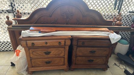 King size bed and 2 night stands