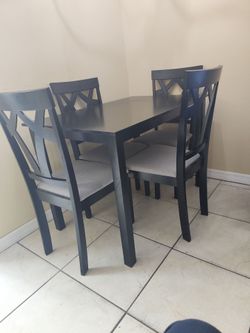 Distinguir room table with chairs.