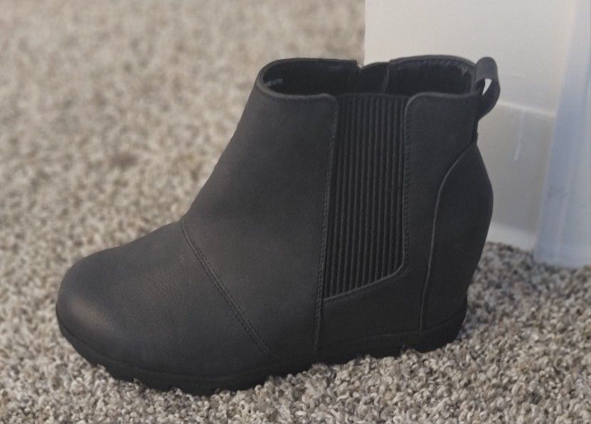 Black Wedge Ankle Boot (((Size 7))))