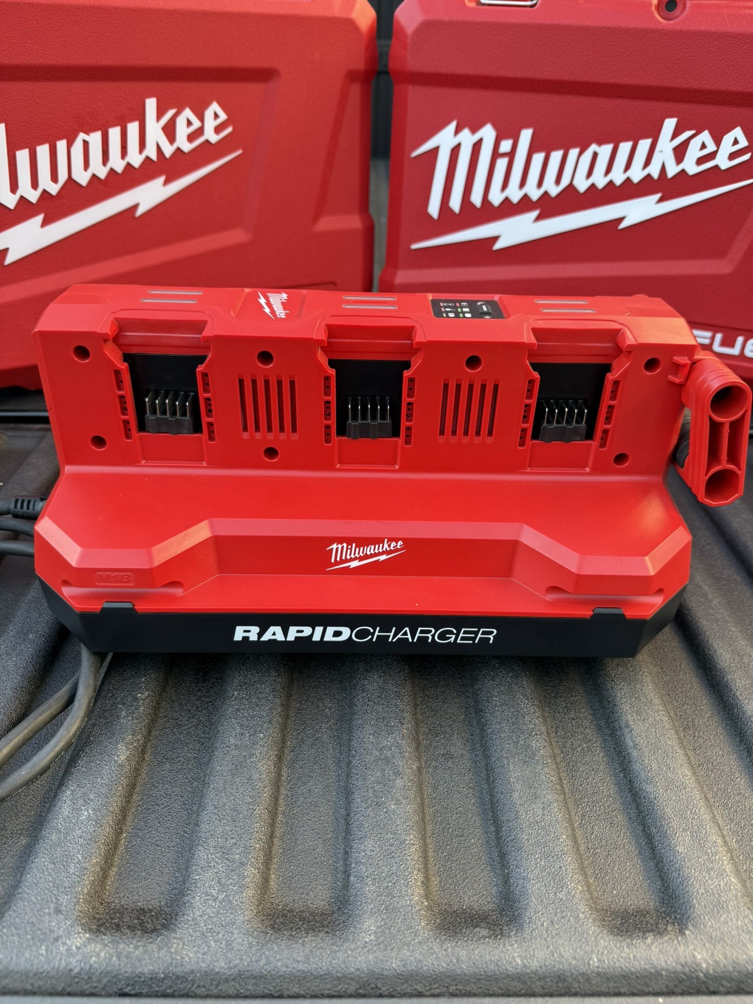 Milwaukee M18 PACKOUT Rapid Charger de 6 Puertos – $255