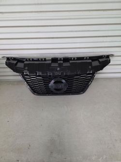 2020 to 2023 Nissan Versa upper grille