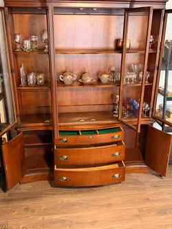 Beautiful large Bassett Furniture china cabinet/hutch in a warm cherry finish
