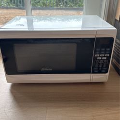 Sunbeam small microwave like new model SGS10701