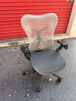 Herman Miller Chair (FOR PART ONLYS)