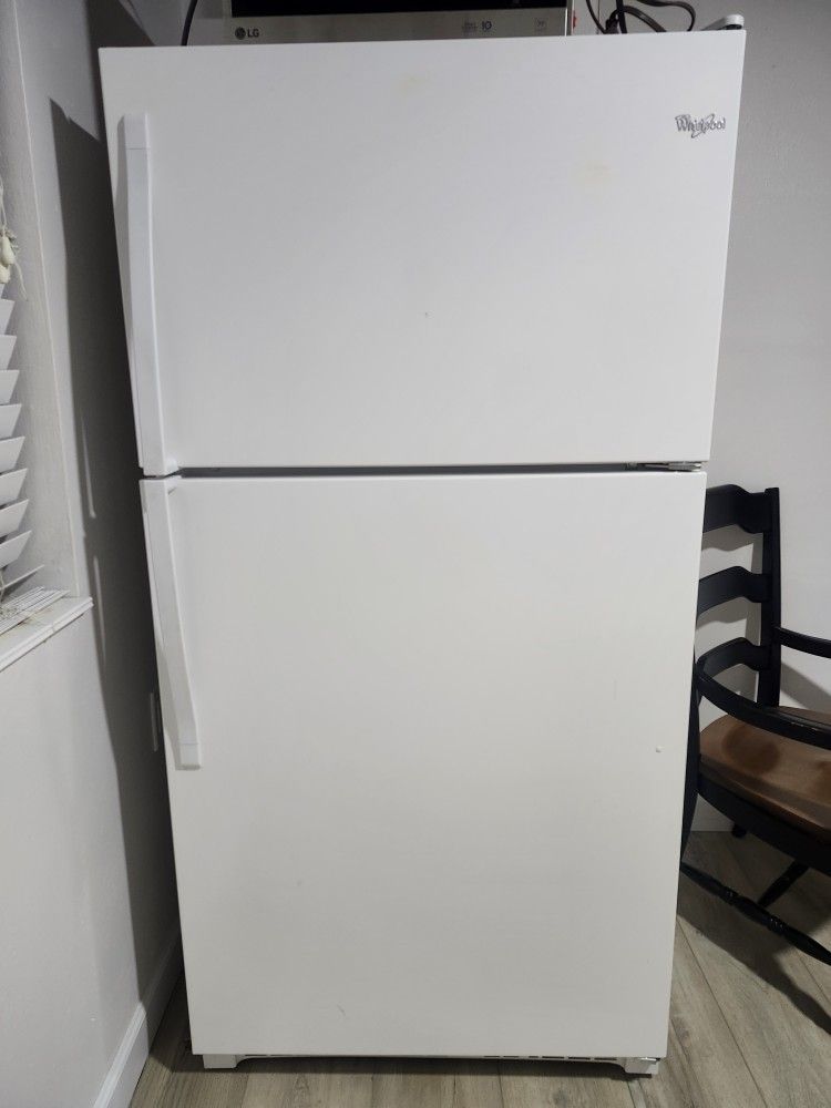 Whirlpool Top-Freezer Refrigerator (20.5 cu ft)