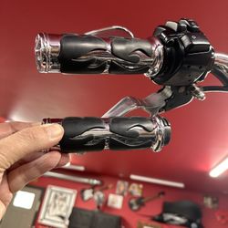 Kuryakyn ISO Flame Chrome HD Clutch & Throttle Grips