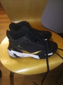 Jordan max aura 4 black and gold
