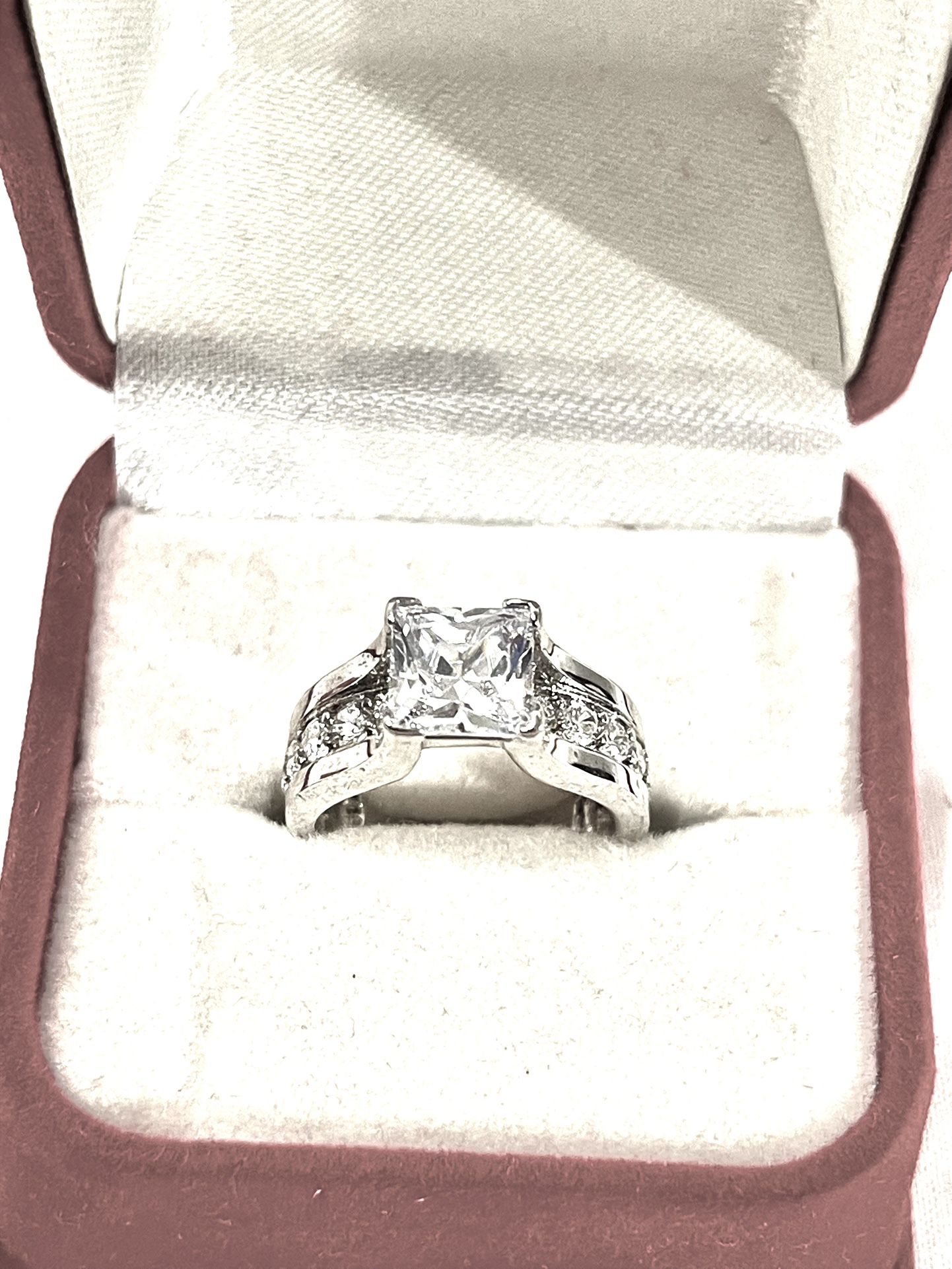Brand New Princess Cut Cubic Zirconia Cz Diamonds Set In A Sterling Silver Wedding Ring. Size 5