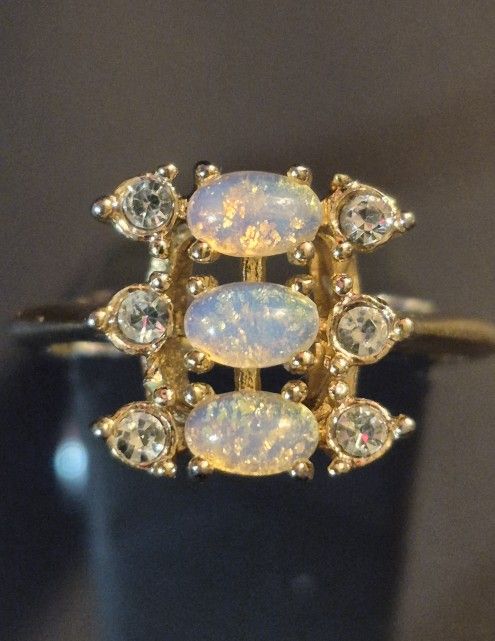Avon Vintage 1975 Faux Opal & Rhinestone  Gold Ring Park East Collection Size 7