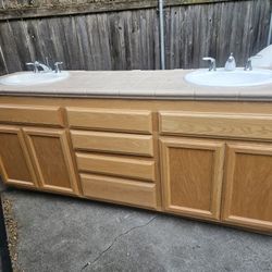 Bathroom, very good condition.