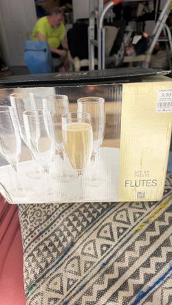 12 champagne flutes
