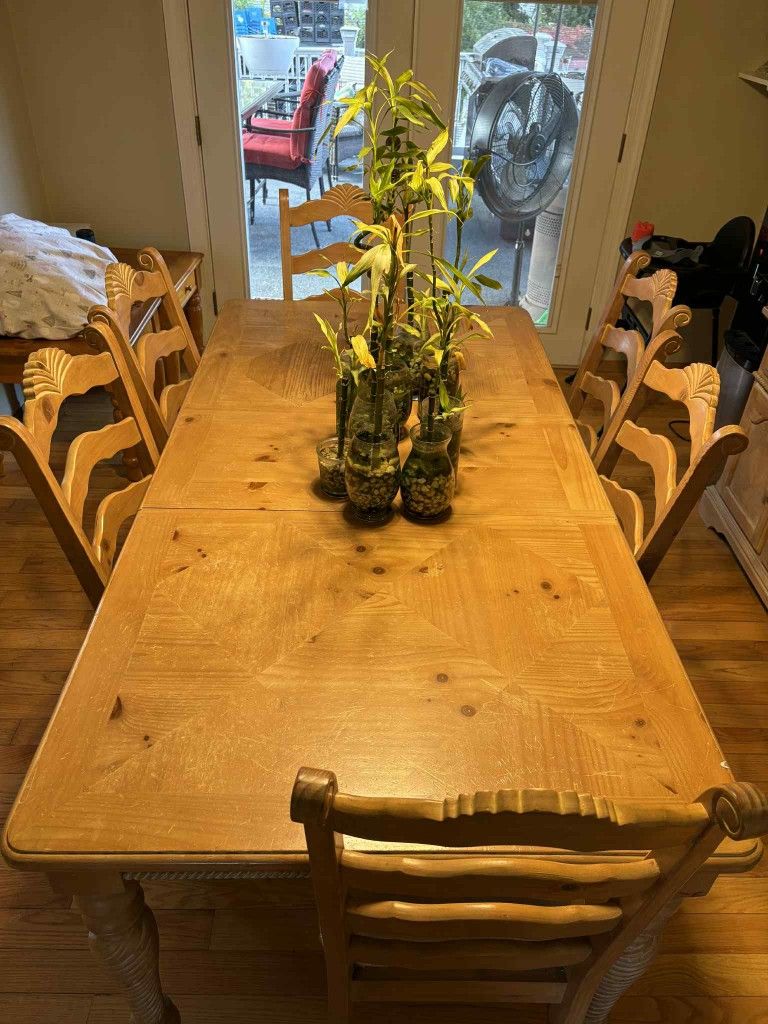 Wood Dining Room Table With 6 Chairs.