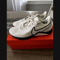 New Women’s Nike Shoes Size 6