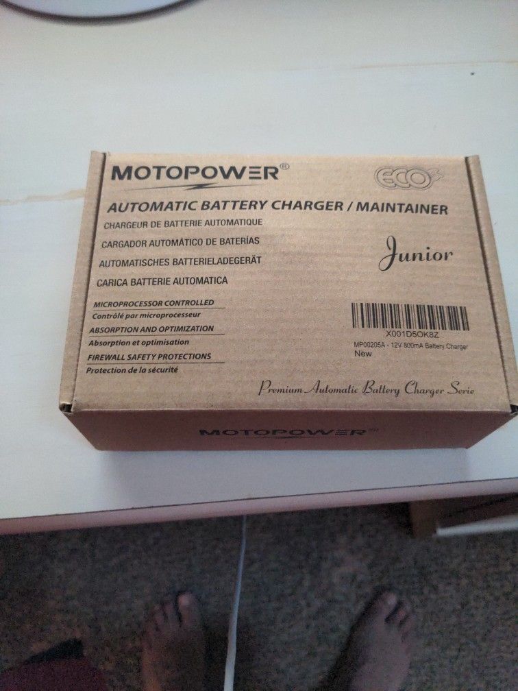 Automatic Battery Charger/Maintainer With Hook Up