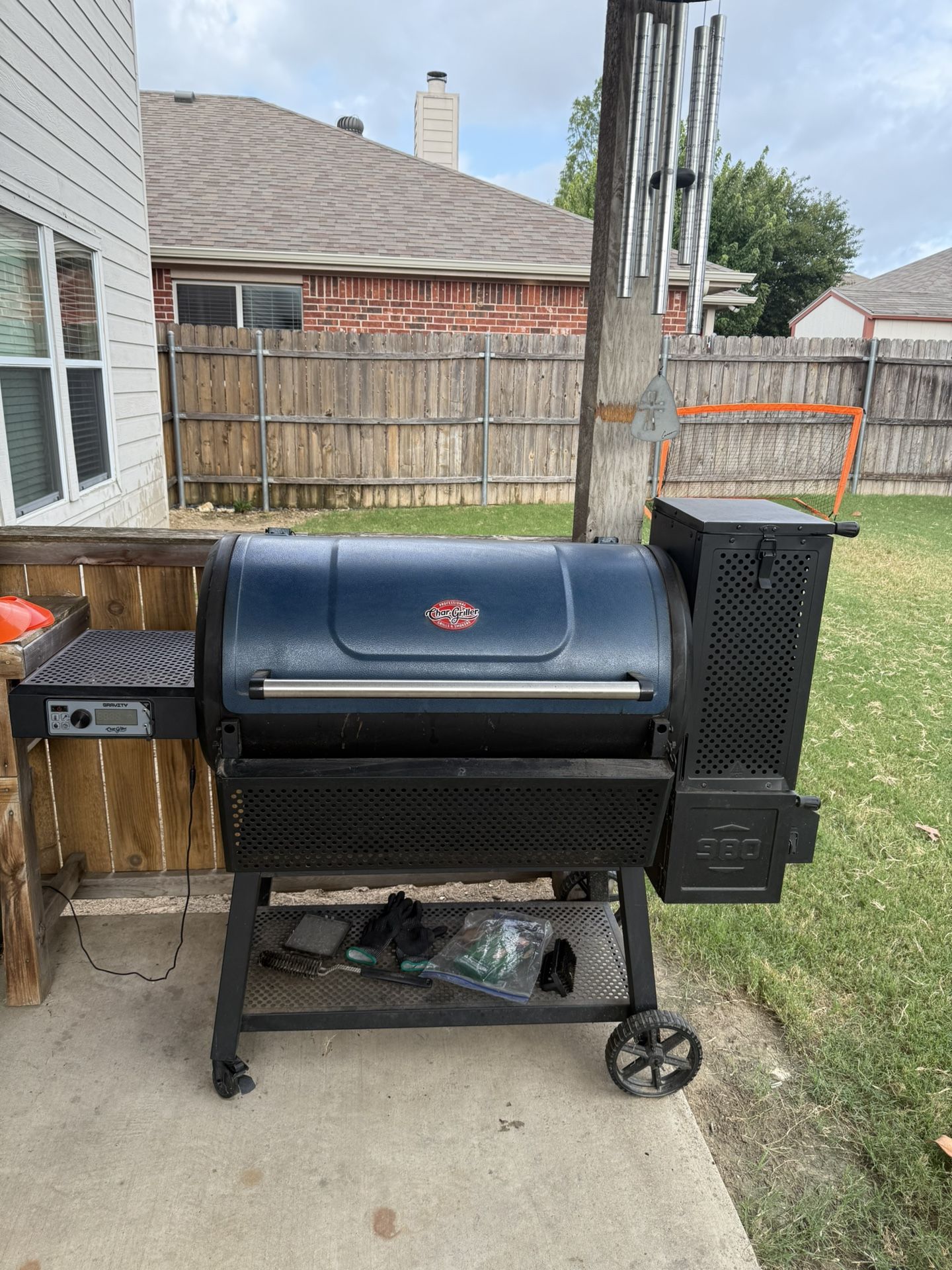 Char-Griller Gravity 980 BBQ grill