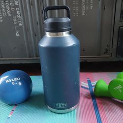 YETI 64 oz Water Bottle

With Chug CAP