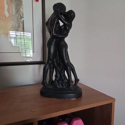 Beautiful Statue Man And A Woman Kiss