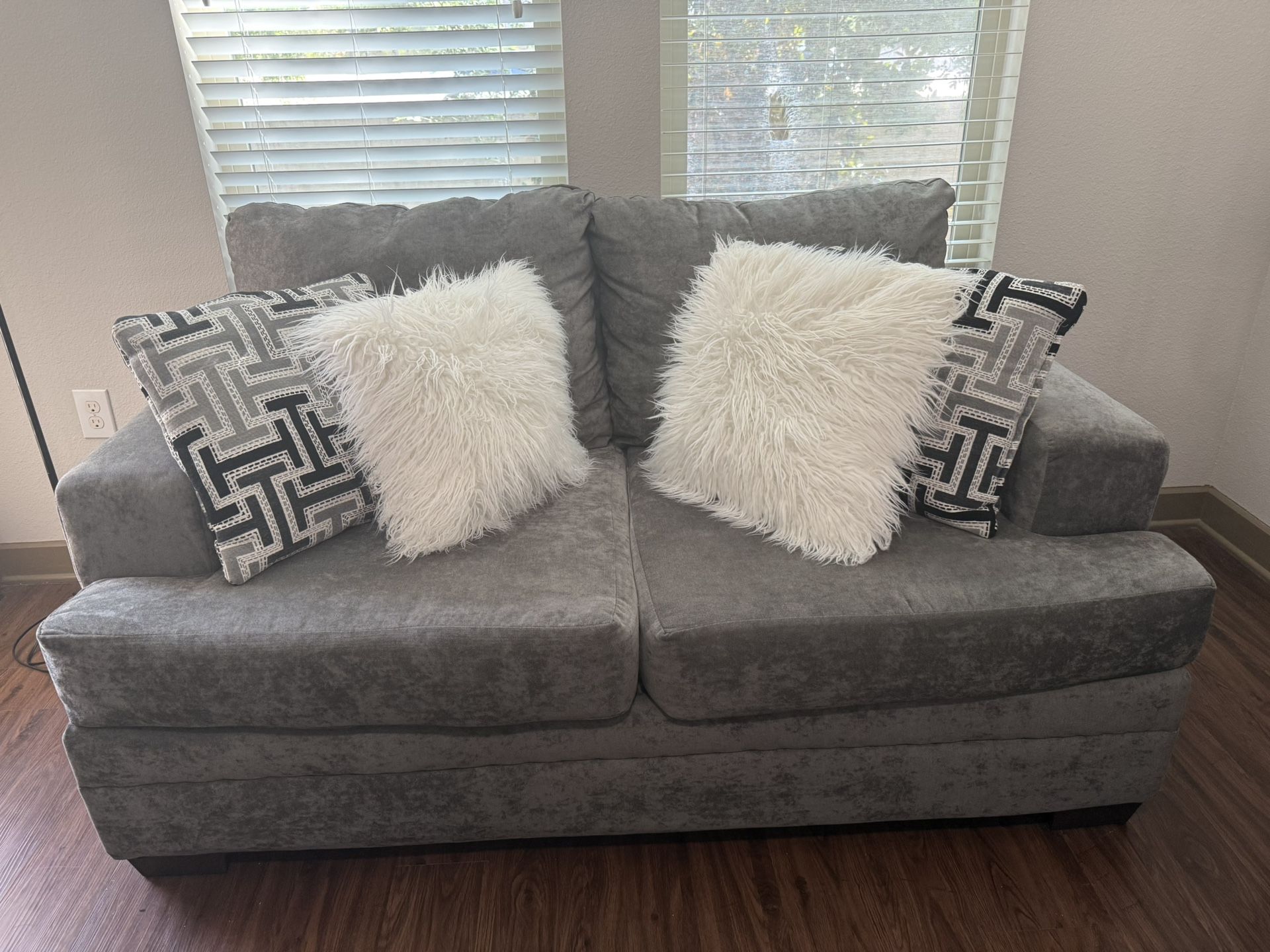 Cozy Loveseat – Excellent Condition
