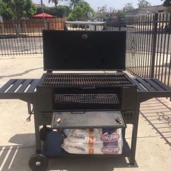 Charcoal Grill. Asador Para Usarse Con Carbón