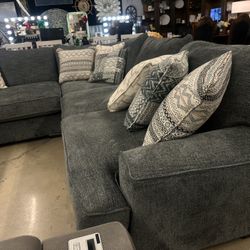 L-Shaped Sectional 🎄HOLIDAY SALE🎄