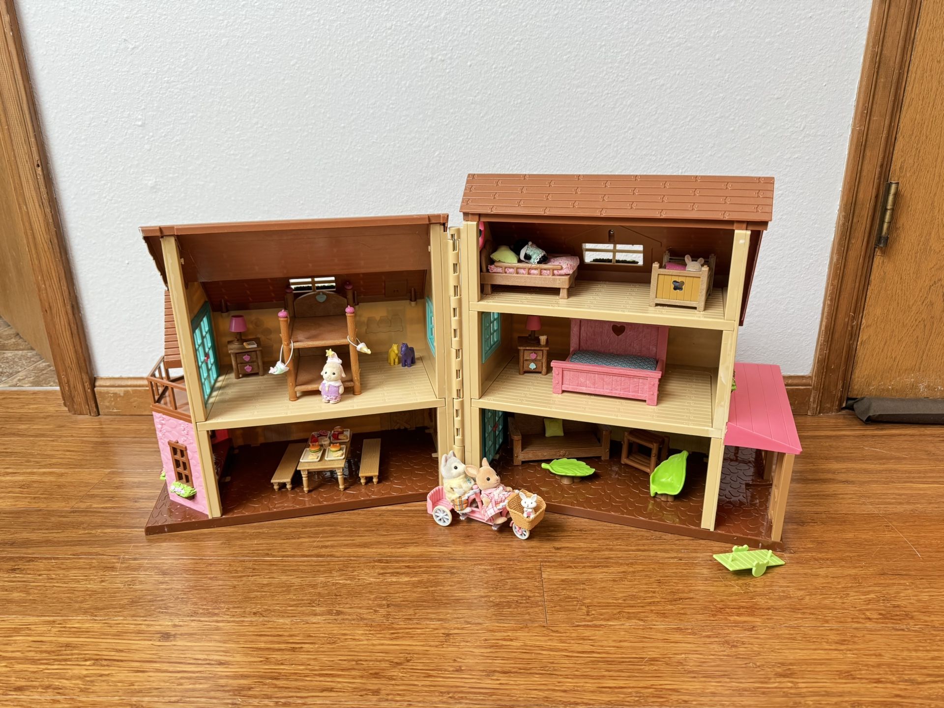 Calico Critters Cottage/Doll House with Lights - Includes All Extra Accessories Shown In Pictures - Includes 6 Critters