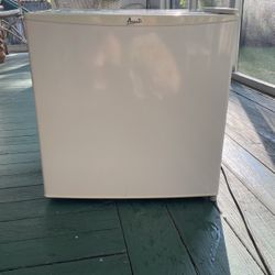 Mini Freezer Avanti Like New 
