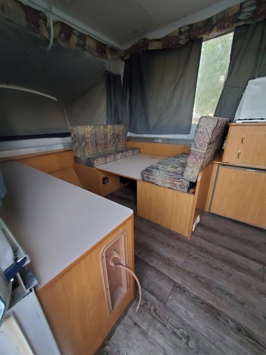 2004 Fleetwood pop up camper