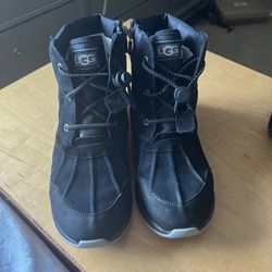 UGG ankle boots for women size 5, against water with special insulation for the cold, in good condition, I accept offers