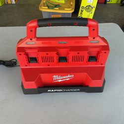 Milwaukee PACKOUT™ SIX BAY RAPID CHARGER