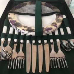 Yukon Picnic Backpack Green With Purple/Grape Pattern Service For Four And Blanket.   New!!