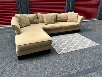 Sectional Couch!! Delivery Available 🚚 !! Dimensions: 126” x 85” Length x 31” Height x 41” Depth