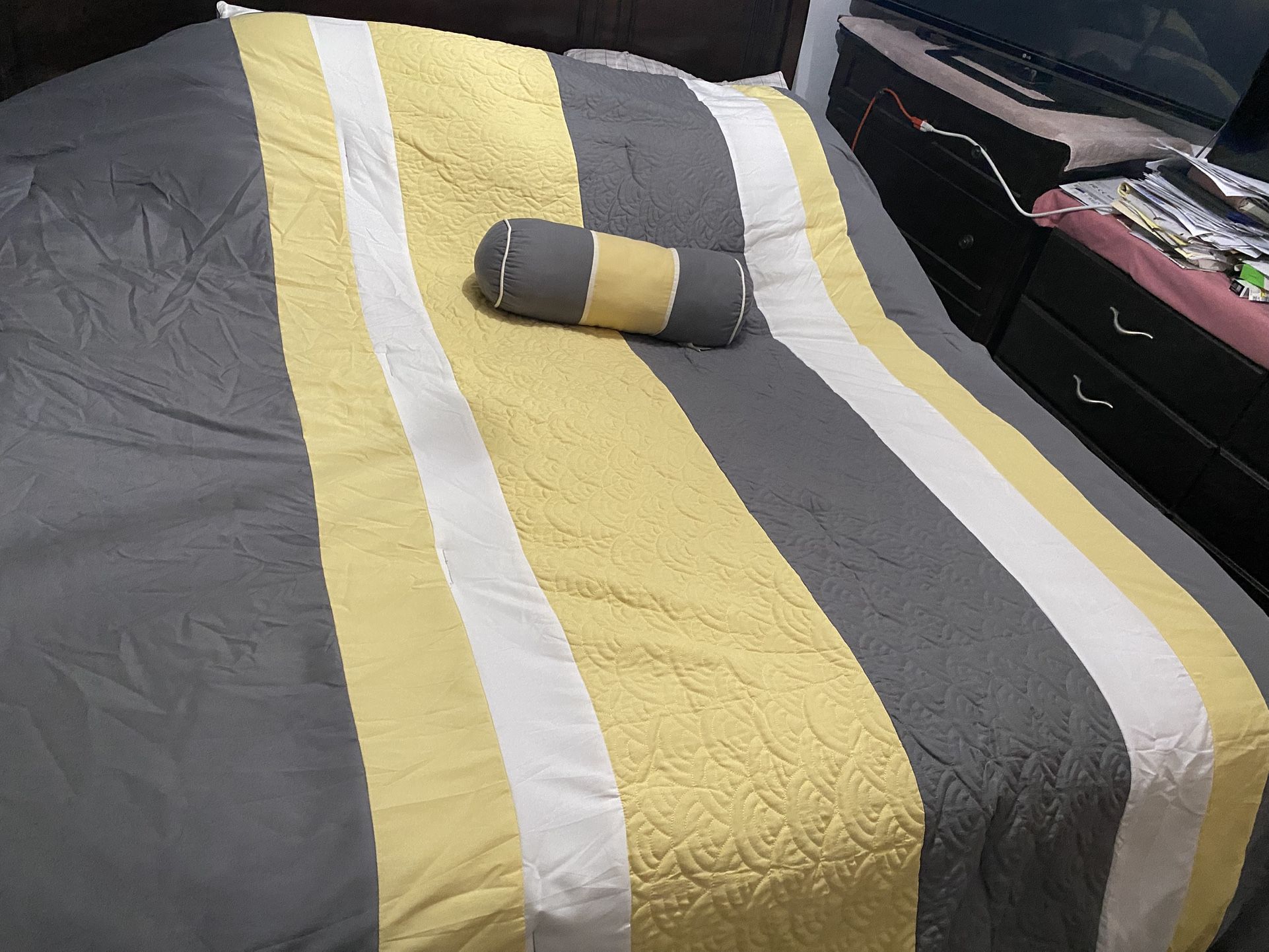 Grey, Yellow, White Bedding