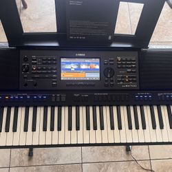 YAMAHA PSR-SX700 61-Key Arranger Workstation, and like new.