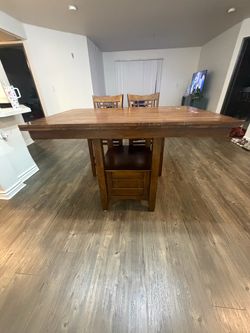 Solid wood dinning table