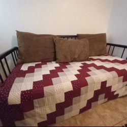 DAYBED: METAL FRAME AND THROW WITH PILLOWS
