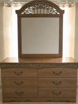 ✨ ELEGANT VINTAGE-STYLE DRESSER SET — $350 OBO ✨