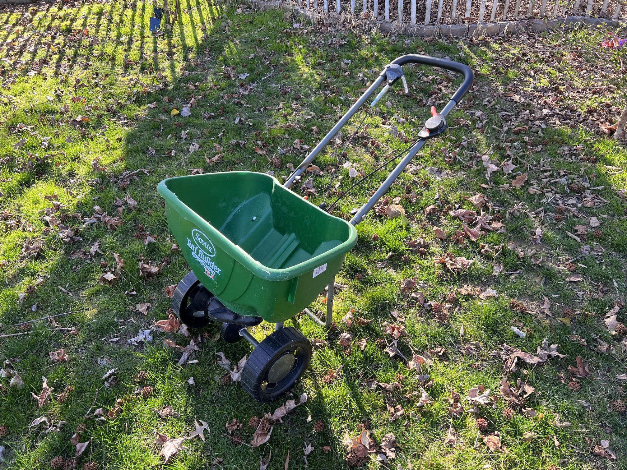 Scotts Turf Builder EdgeGuard DLX Broadcast Spreader