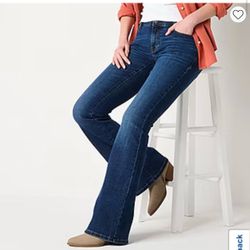 Trendy Y2K-inspired low rise flare jeans!