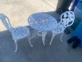 White Iron Table And Chairs
