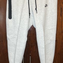 Nike Sportswear Tech Fleece Birch White Jogger Pants Men's Size Large FB8002-051 New