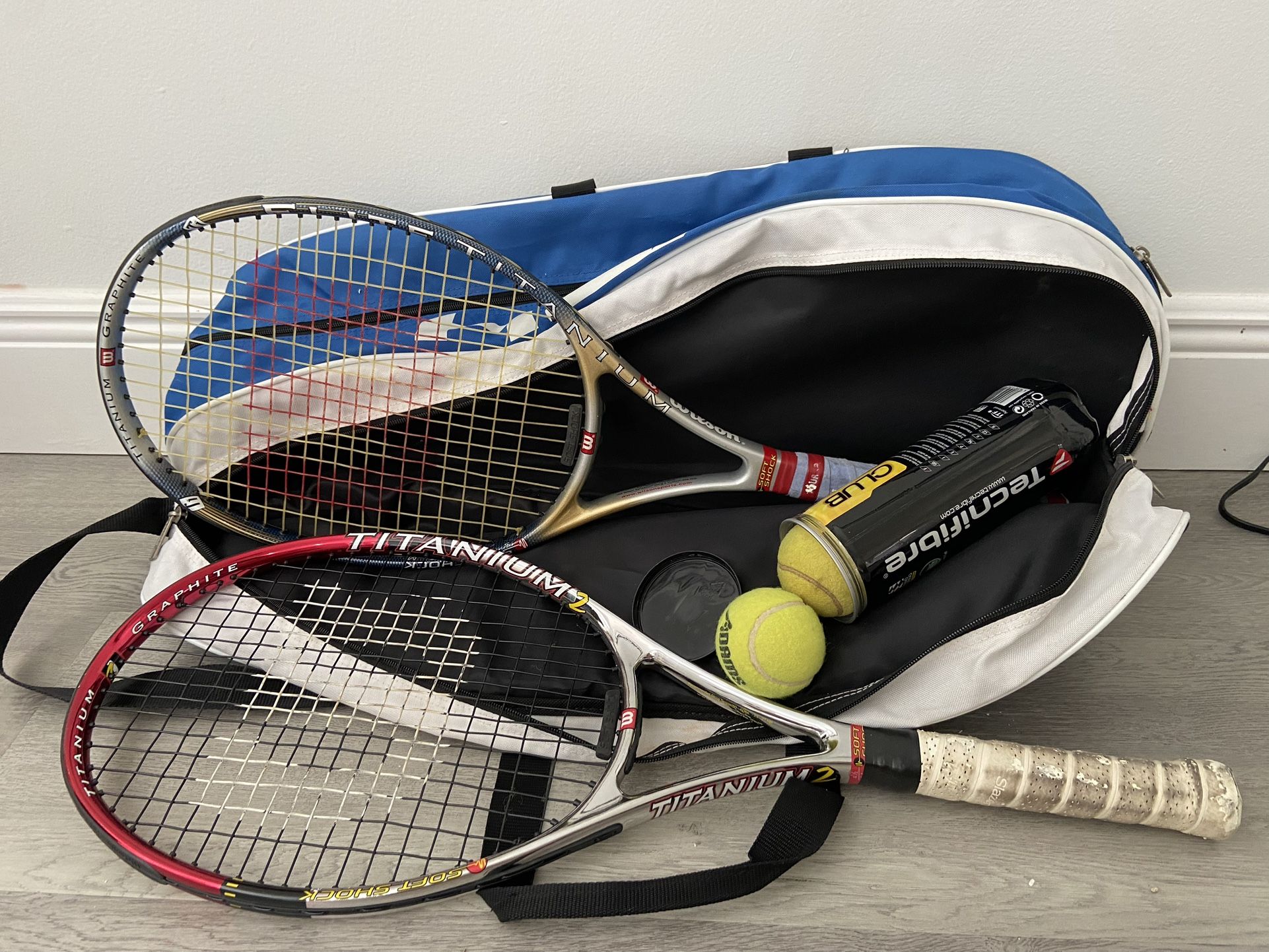 Two Tennis Rackets With Carrier Bag And Three Tênis Balls