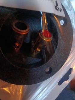 Speaker box wire connectors
