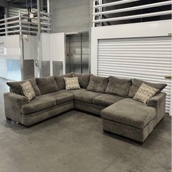 American Furniture Warehouse Sectional(FREE DELIVERY)