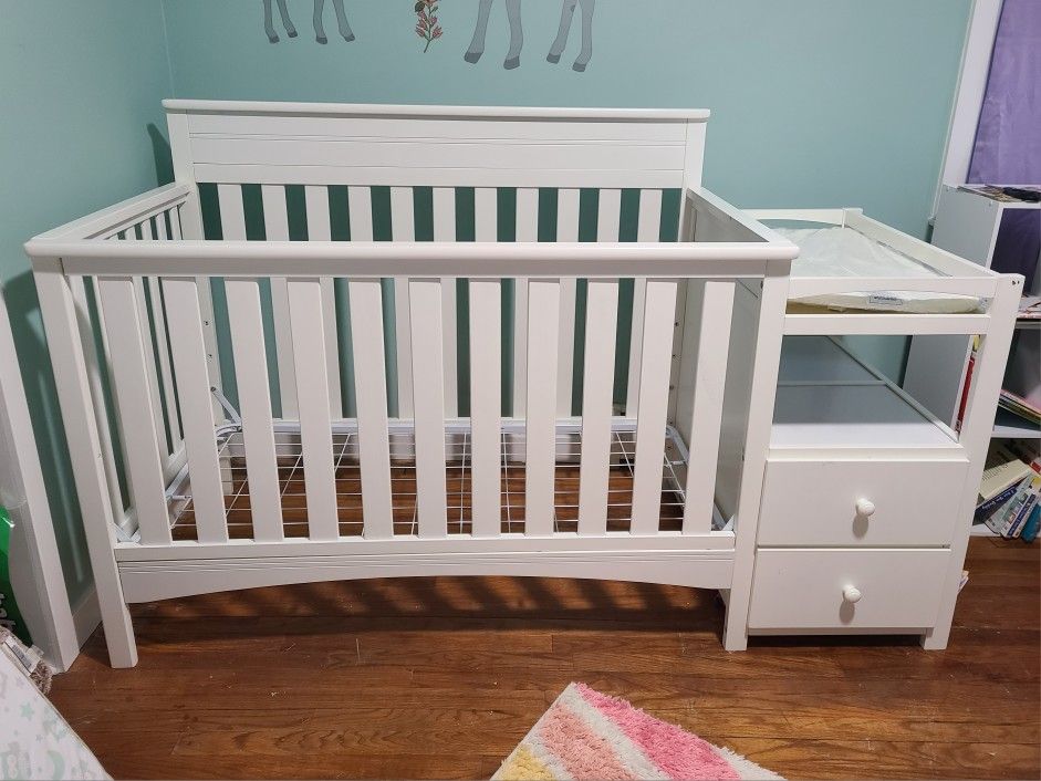 Delta Convertible Crib and Changing Table