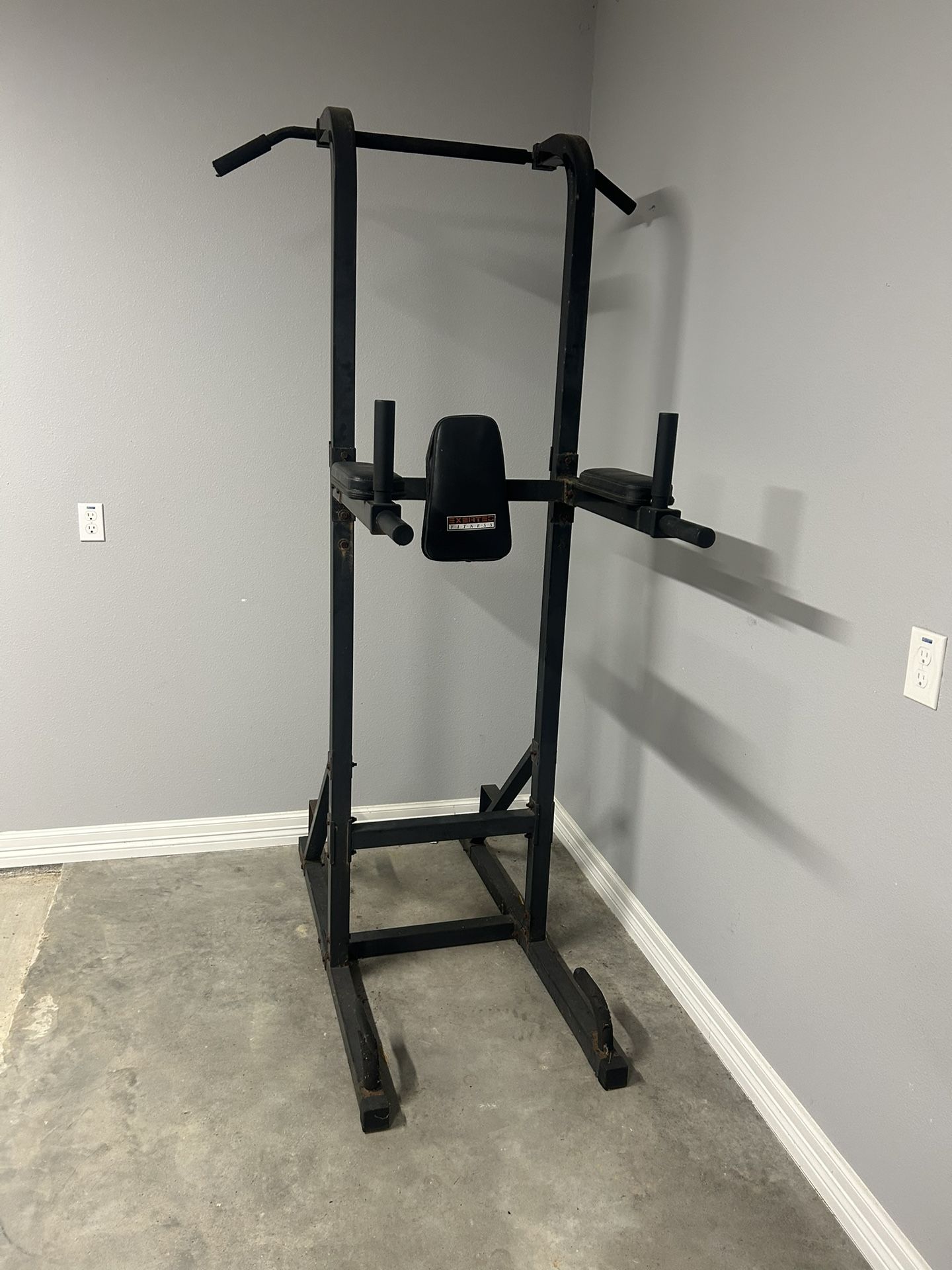Pull Up Bar Station