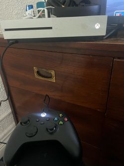 Xbox 1s white version black controller