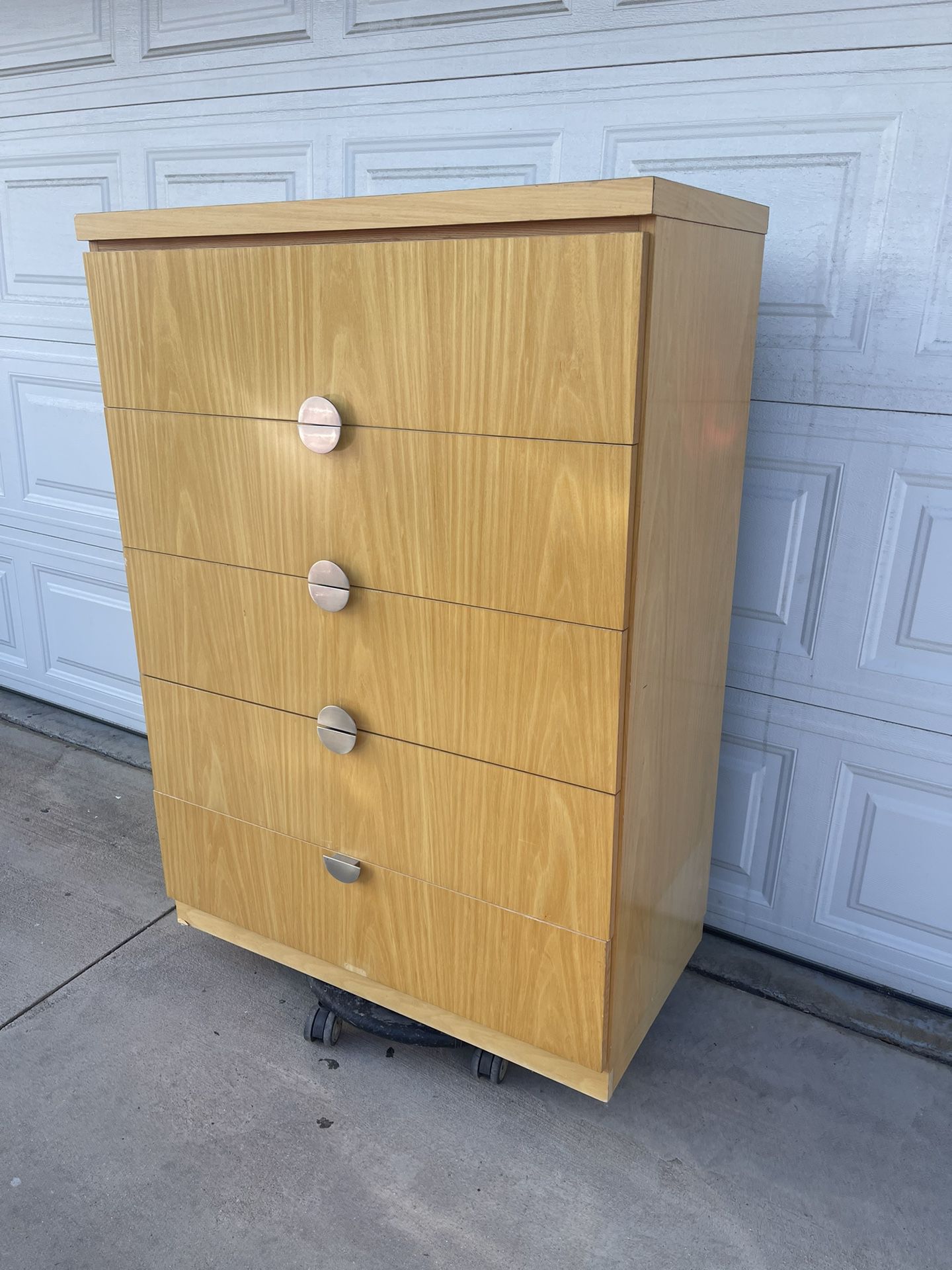 Solid Dresser With 5 Drawers 