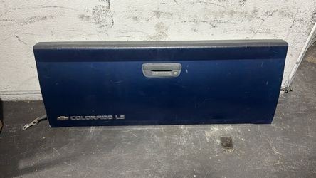 Chevrolet Colorado Original blue tailgate in good condition fits GMC Canyon 04-14 Pickup